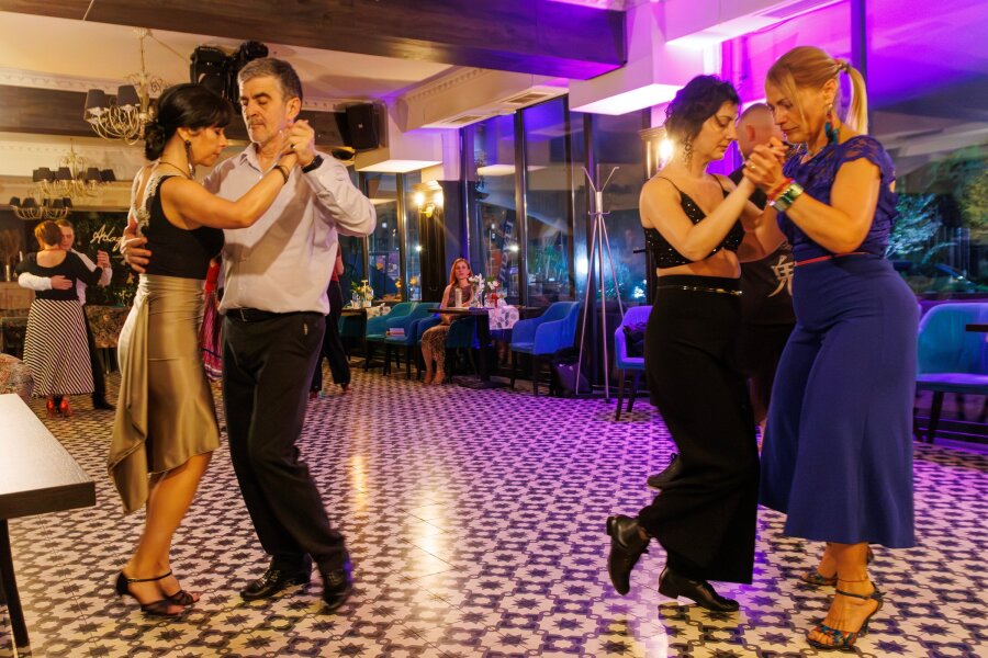 Cuplu dansând în îmbrățișare de tango