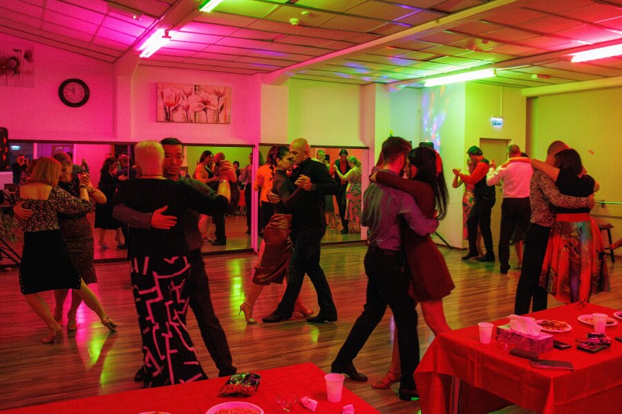 Cupluri dansând la milonga