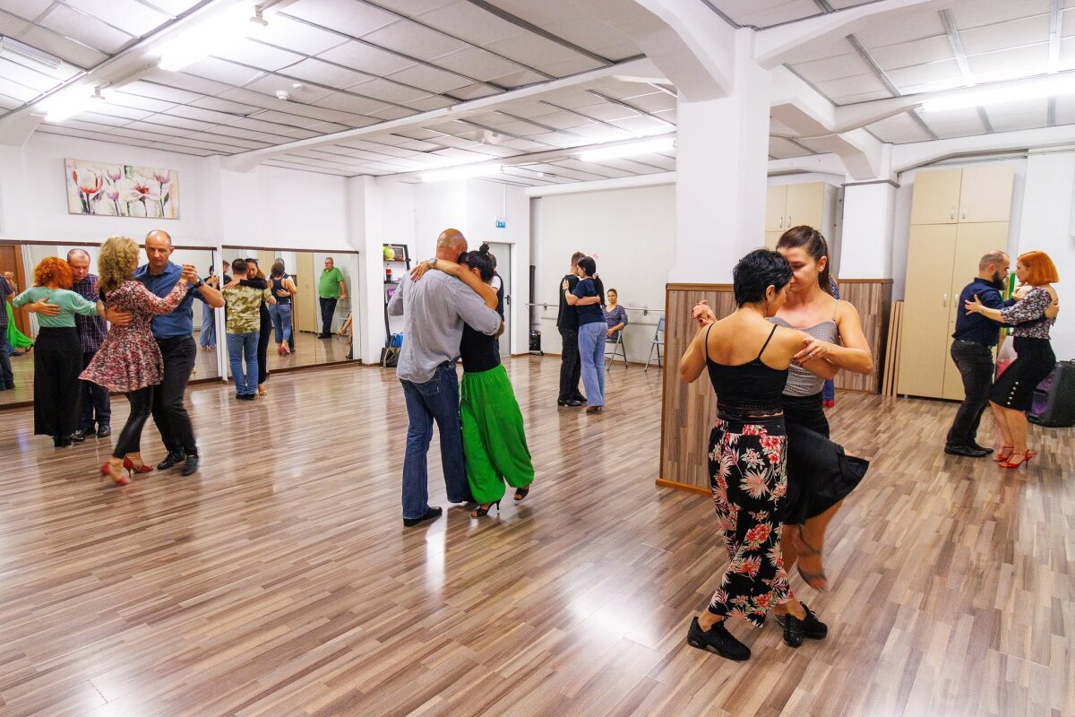 Cupluri dansând în sala de curs
